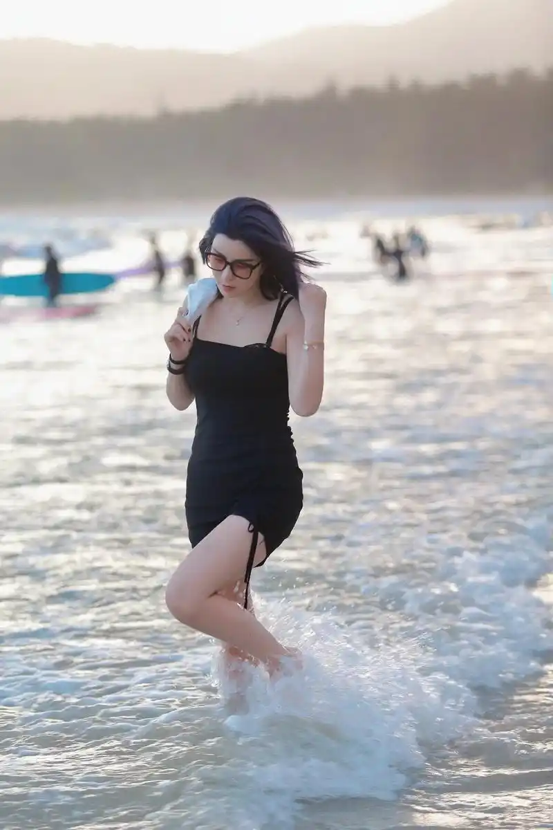 只有三亚在瞒着全国人民过夏天吧#人像照片 #海边拍照 #摄影 - 抖音