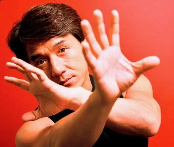 巅峰成龙的身材有多炸裂?一枚妥妥的肌肉猛男|成龙_新浪新闻