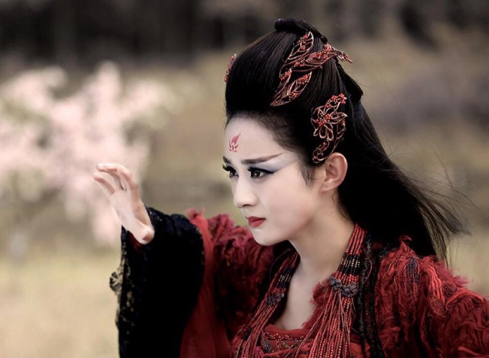 慢慢烟熏妆变成了一个人物黑化的标志,比如《花千骨》中赵丽颖饰演的