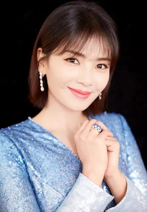 刘涛一款短发搭配一条白色条纹连衣裙,减龄又时尚,美得不像话_发型