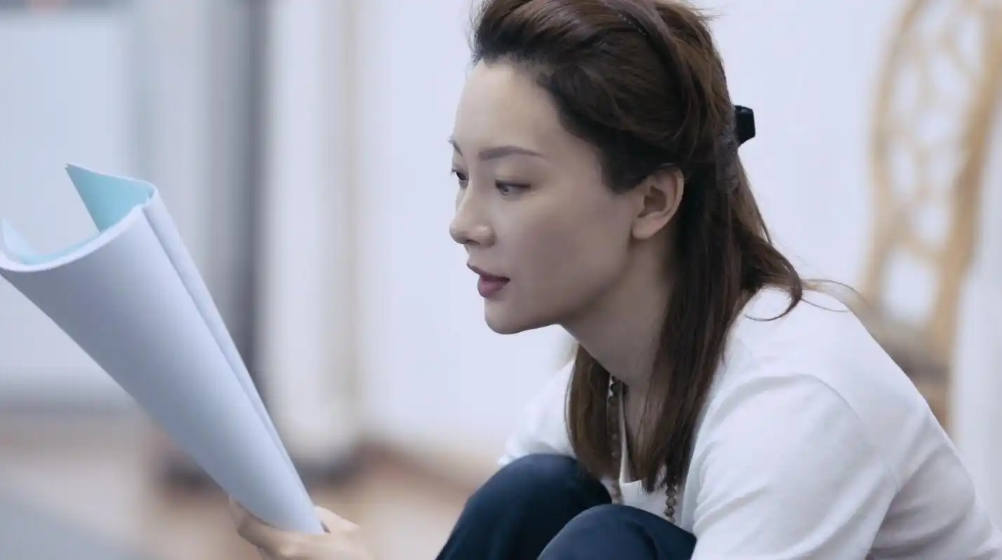 话剧《海上夫人》纪录片曝光 陈数素颜排练气质佳