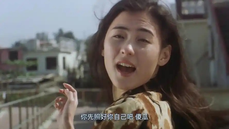 《喜剧之王》中当周星驰说完「我养你啊」之后,柳飘飘在计程车上