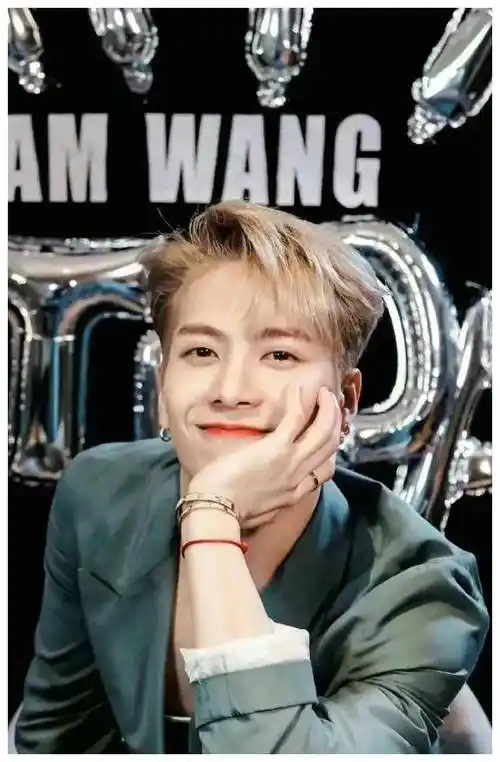 王嘉尔身材迷人肌肤光滑音乐新星