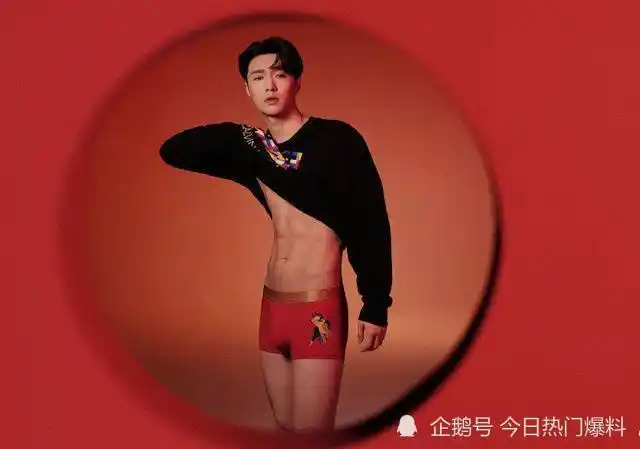 2021年张艺兴半裸代言ck穿牛年红内裤大秀腹肌