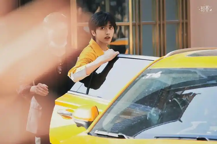 蔡徐坤跑男录制有感,我对汽修工制服真香了