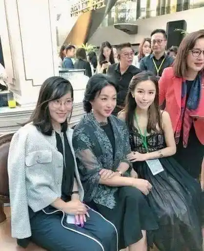 金星穿旗袍大秀s型性感曲线,与美女粉丝合影气场强大笑容妩媚_爱情