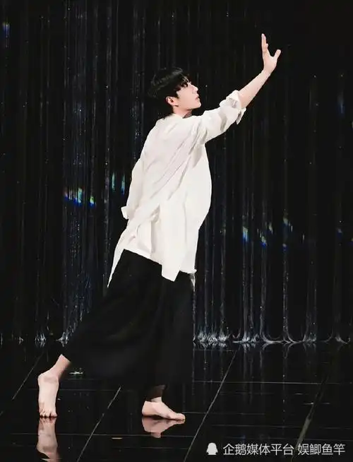 当红炸子鸡王一博,在跨年晚会上赤脚跳舞,登热搜榜第一!