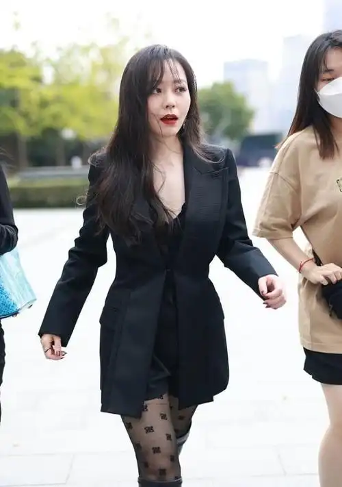 张靓颖有了女强人的感觉黑色西装配印花丝袜长靴秀出纤细美腿