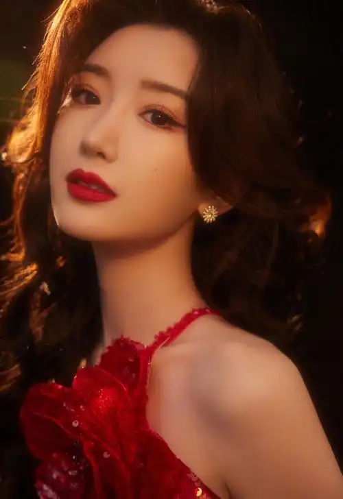 毛晓彤立体花朵红裙##毛晓彤复古玫瑰妆