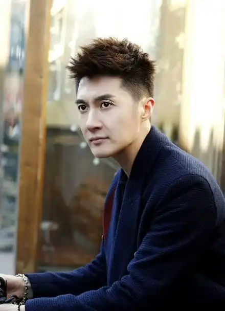 02演员迟帅一组主题写真曝光-照片中他身着长款外套手拿相机