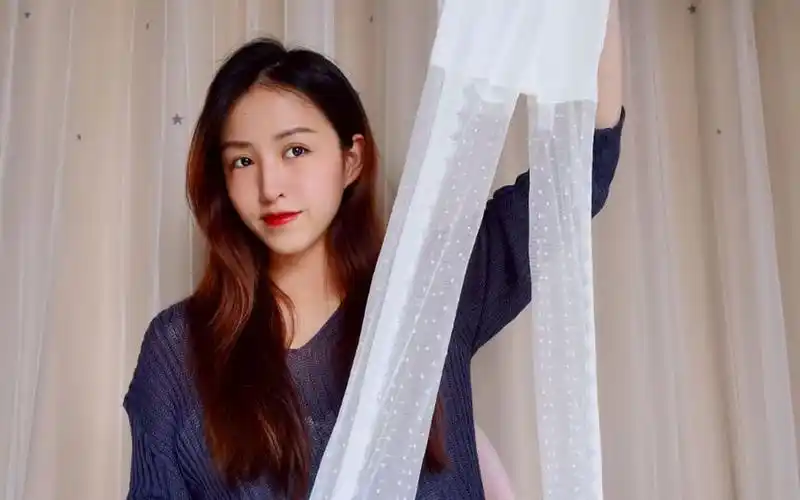 珂珂大胆试穿白色"印花丝袜",款式很新颖,有没有被惊艳到?