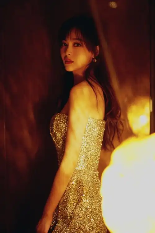 唐嫣一身银色抹胸礼服 性感美丽