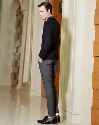 艾夫斯男黑色西装