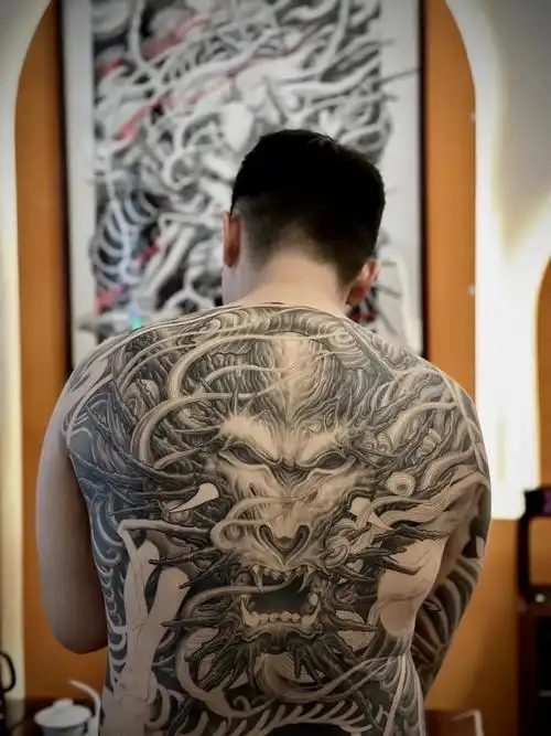 满背大龙 帅就完事了 目前进度50% #未成年禁止纹身 #纹 - 抖音