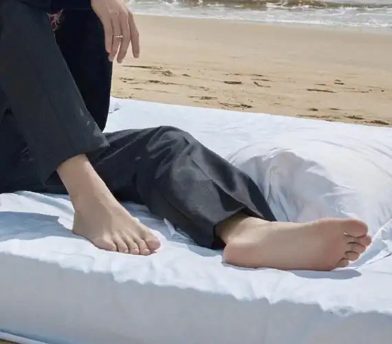 蔡徐坤把床搬到沙滩上