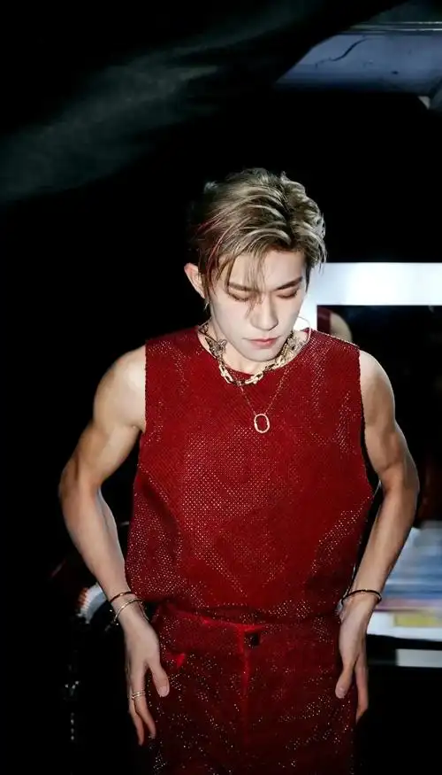 易烊千玺颜值进化史:从稚嫩到成熟