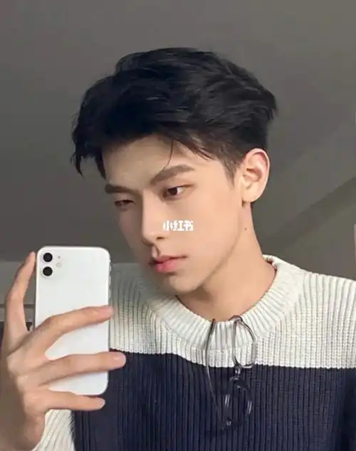 男生三七分背头