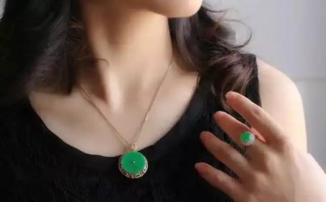 佩戴翡翠还能提升个人气质?难怪女人都喜欢翡翠!