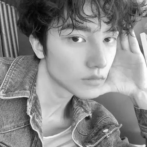 男生头像侧脸伤感黑白图片怀念起你的味道