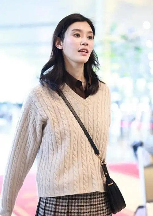 奚梦瑶现身上海机场身着毛衣百褶裙简约清新