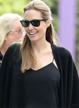 朱莉真空穿黑衫 欧美icon早已释放"胸怀"