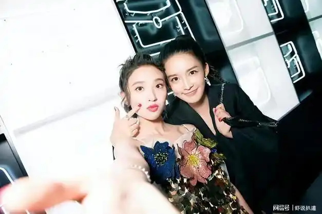 唐艺昕与李沁聚餐吃火锅,晒与女儿温馨合照超有爱