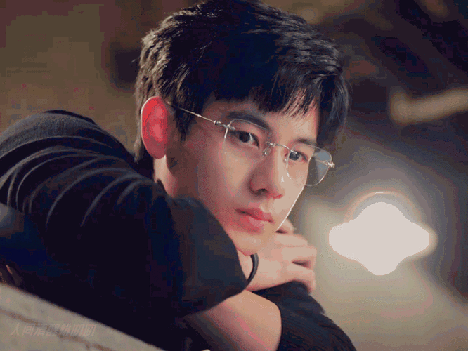 小胡戴金丝眼镜真的还怪帅的  #胡先煦也到了有性张力的年龄