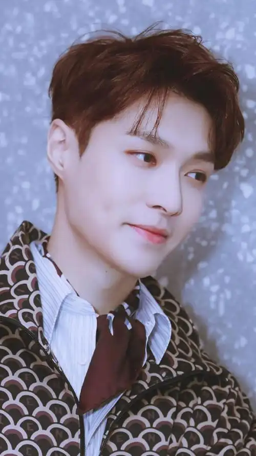 张艺兴舞台亮眼,百变风格堪称"行走的种草机",不愧是时尚宠儿