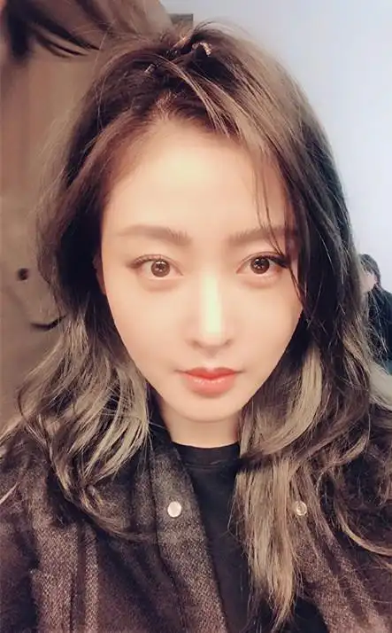 张天爱晒照,看这个妆,擦了不少粉吧?