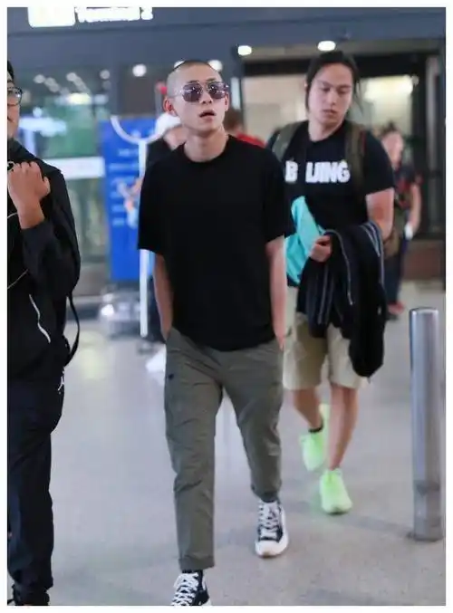 原创张一山光头造型太余罪黑t配长裤一身大哥气场