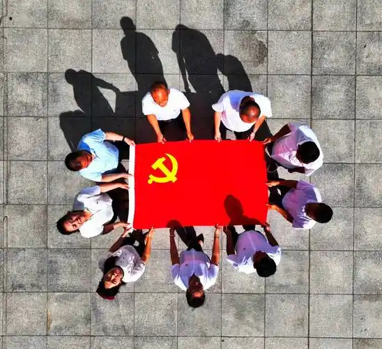 库尔勒市融媒体中心:我们与党旗合影 彰显党员风采_活动_决心_祝福