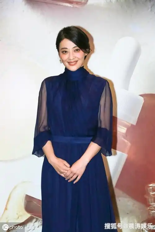 44岁梅婷面色红润有光泽,皮肤超好看不见一丝皱纹