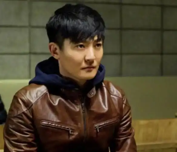 "老男孩"郭京飞,与鲍莉闪婚,17年宠妻如宝,今一家三口很幸福