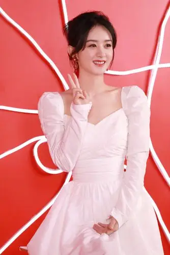 赵丽颖亮相昆明,穿粉色公主裙少女感强,现场看出85花国民度之高_腾讯