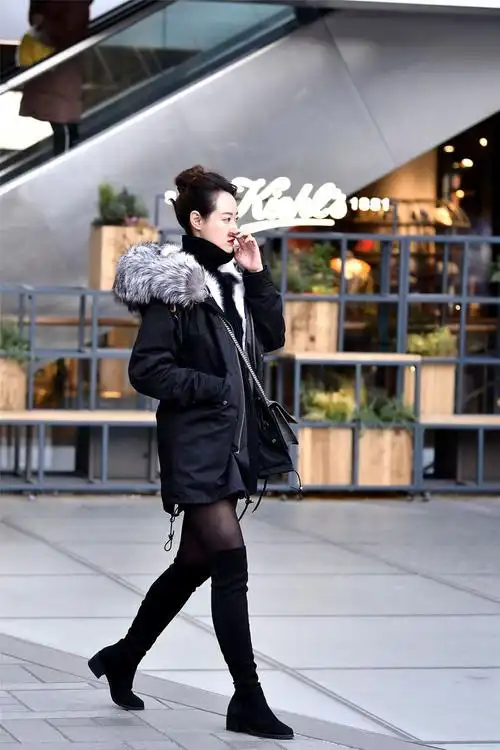 街拍美女黑色过膝靴搭配黑色打底袜经典的组合展显女人味