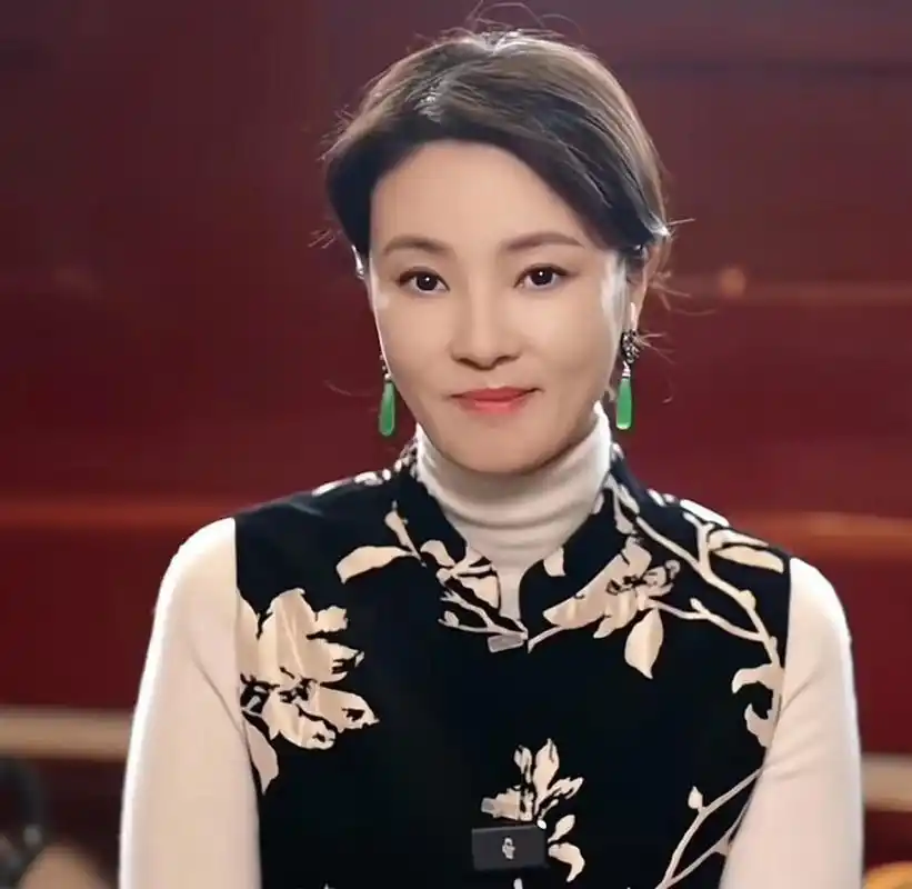 前央视主持周涛近照,56岁素颜无皱纹,一身正装戴眼镜展现领导范