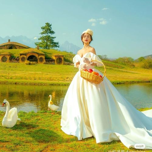 2020影楼拍照主题服装情侣写真礼服复古白色缎面泡泡袖裙摄影婚纱