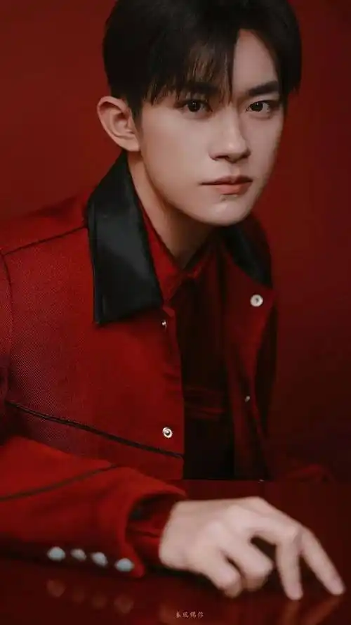 "易烊千玺:才华横溢的全能艺人,用青春力量点亮舞台"