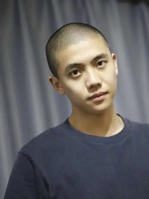 初还是长头发在剃过短发以后就真的回不去了,近三年都是自己推3mm短发