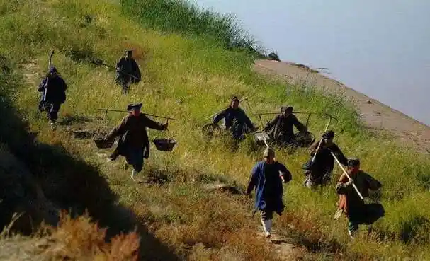 古代人少地多,为何农民宁可忍受地主的剥削,也不自己开荒种田?