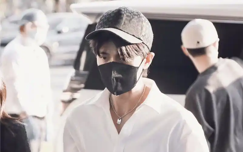 任嘉伦11/12宁波出发机场路透!白色v领衬衣 棒球帽,妥妥的清爽少年