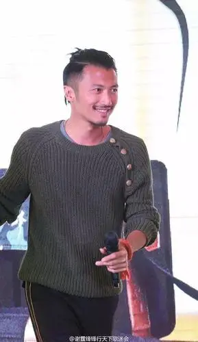 谢霆锋扎了个丸子头出席活动被曝新欢旧爱都喜欢