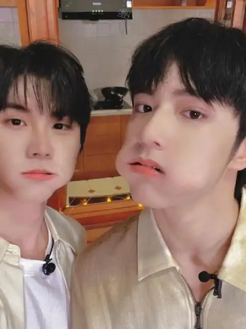 马嘉祺刘耀文塞了一嘴吃的#马嘉祺晒合照为刘耀文庆生,两个人都攘了