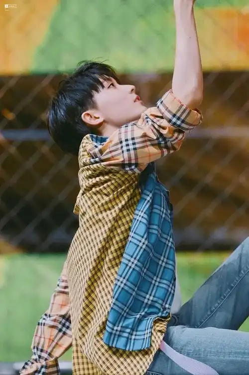 马嘉祺可谓是格纹单品收藏家,修长秀气的外型轻松驾驭各种跳色格纹