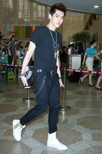 看晒鞋狂人吴亦凡的白色板鞋show