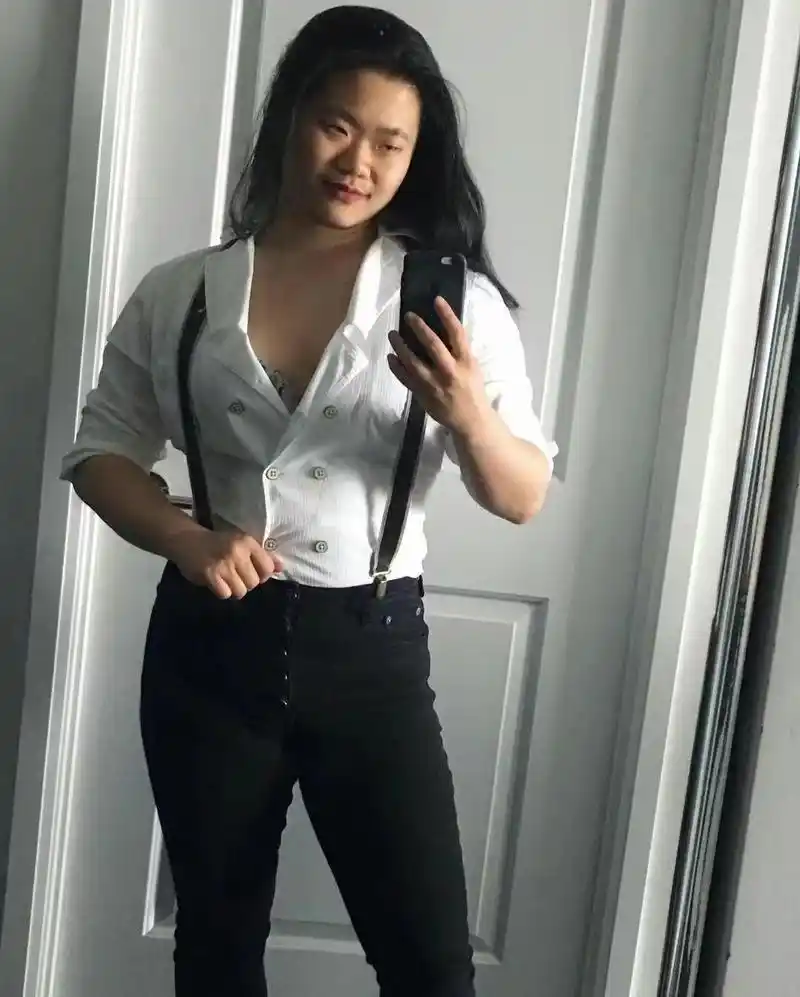 她还尝试过将两边的头发剃光,把剩下的头发扎成一个很有个性的马尾辫.