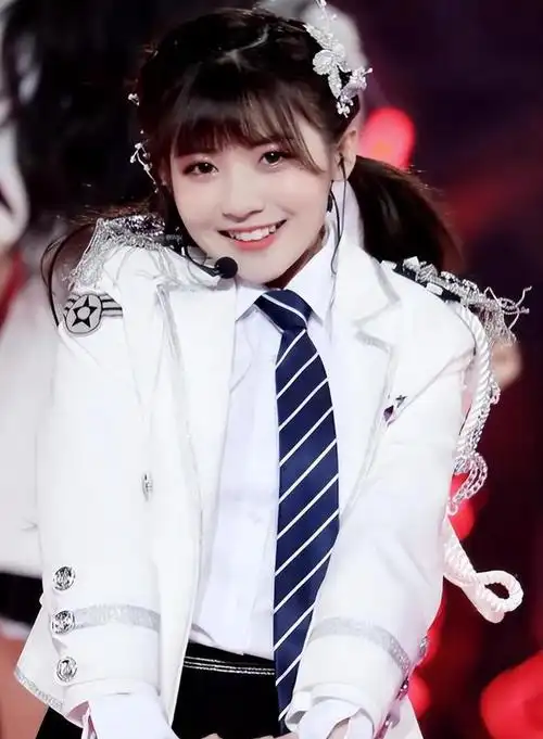 在《创造101》节目中,赖美云以一身红衣表演《红昭愿》,初次登台即