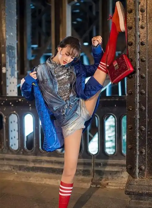 最近金晨在花样姐姐里又出圈了,还是泳装