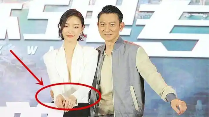 刘德华一把搂住倪妮的小蛮腰,注意刘德华的表情?网友:害羞了