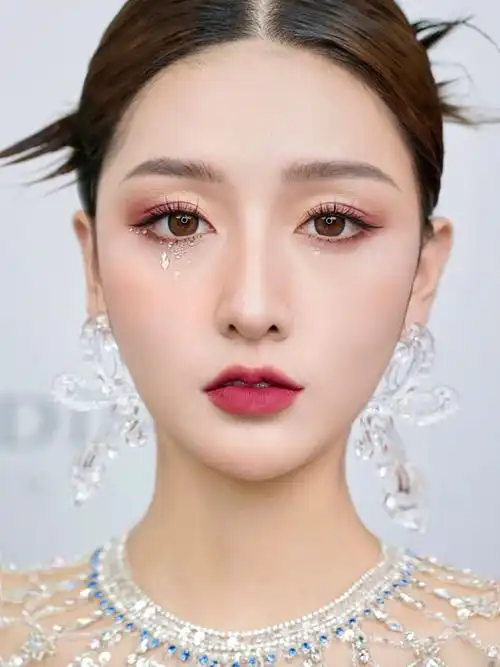 三亚上门化妆舞台主持人妆演出年会妆晚宴妆